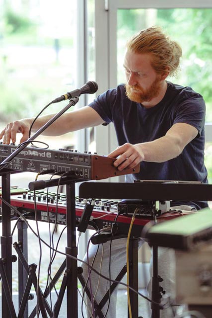 Ein Musiker spielt Keyboard beim Bandcamp in Kassel