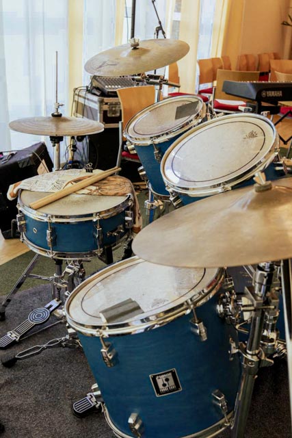 Das Schlagzeug im Proberaum des Complete Music Camp