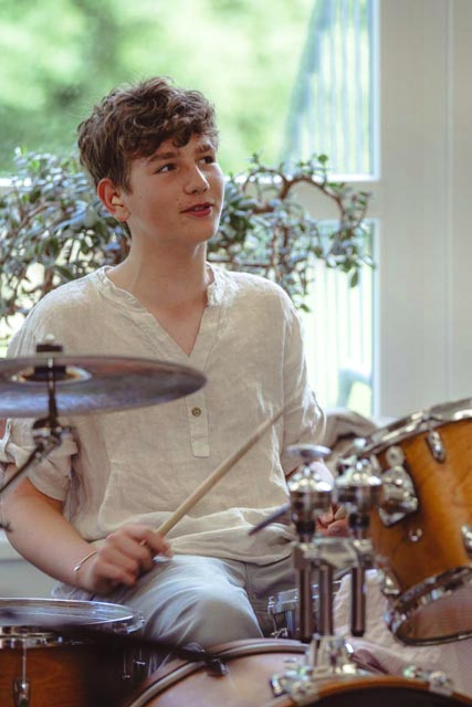 Ein Schlagzeuger im Proberaum des Complete Music Camps