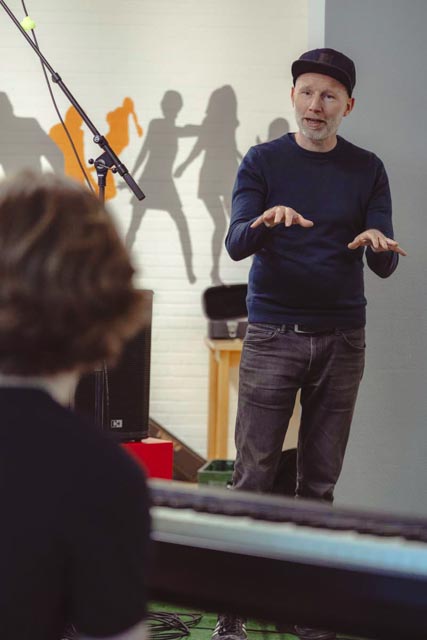 Dozent Ingo Hassenstein erklärt den Musiker*innen verschiedene Techniken im Bandcoaching