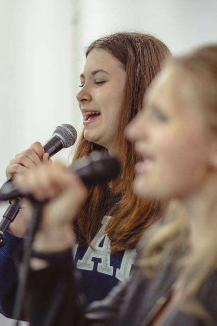Sängerinnen im Proberaum des Complete Music Camp