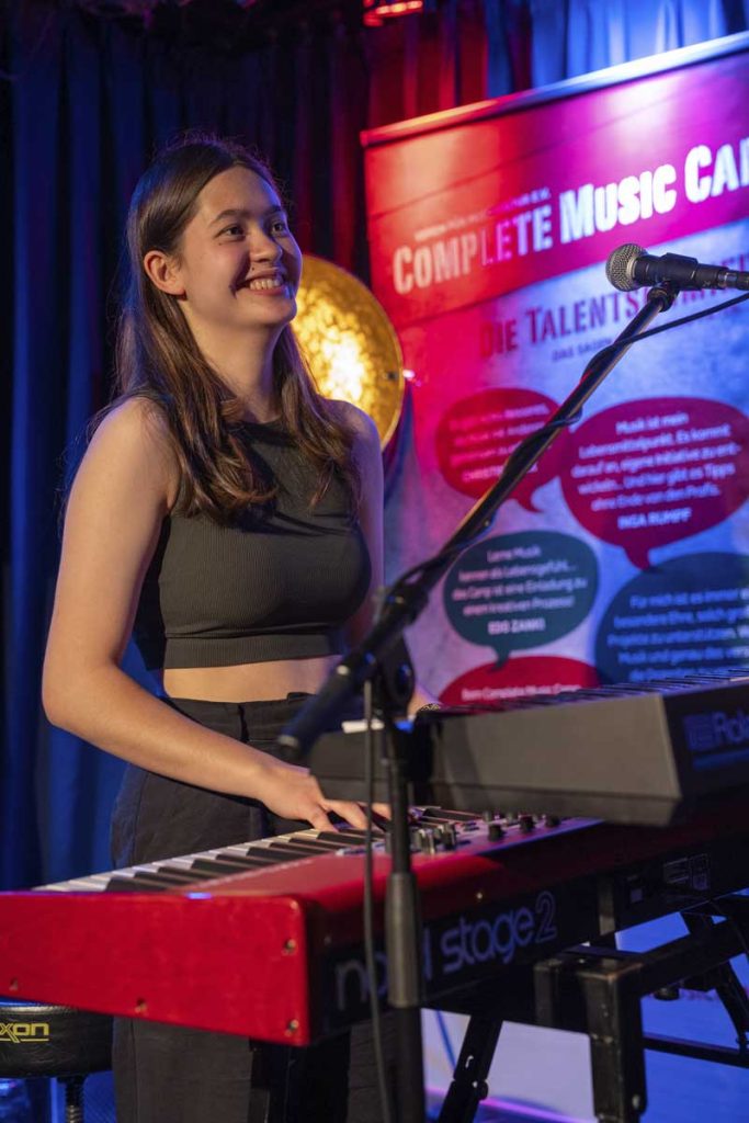 Musikerin spielt Keyboard beim Complete Music Camp Abschlusskonzert
