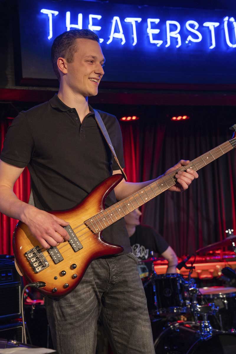 Ein Gitarrist beim Abschlusskonzert des Complete Music Camp