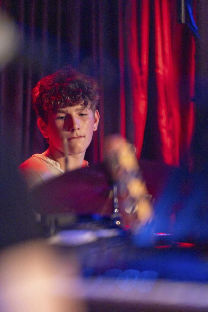 Ein Schlagzeuger beim Abschlusskonzert des Complete Music Camp