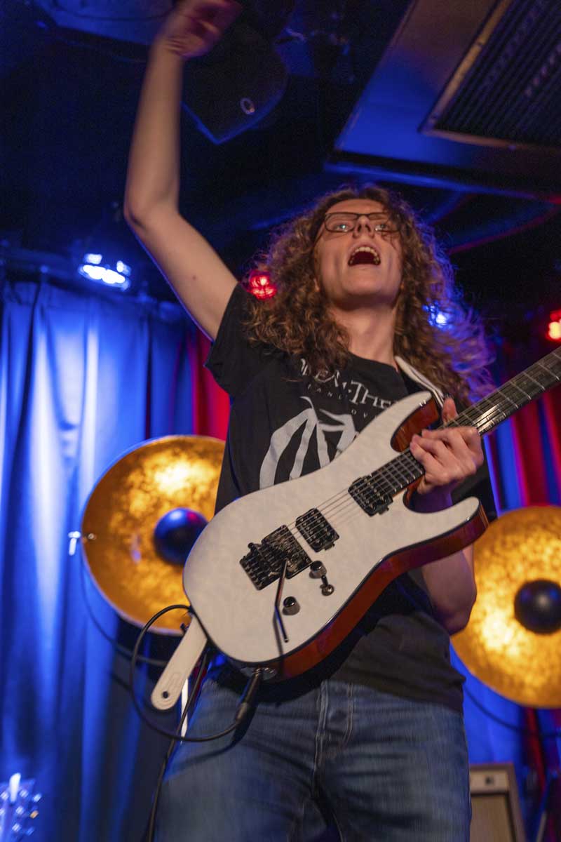 Gitarrist beim Abschlusskonzert des Complete Music Camp