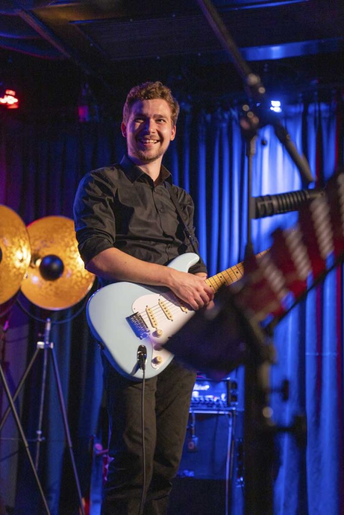 Gitarrist beim Abschlusskonzert des Complete Music Camp